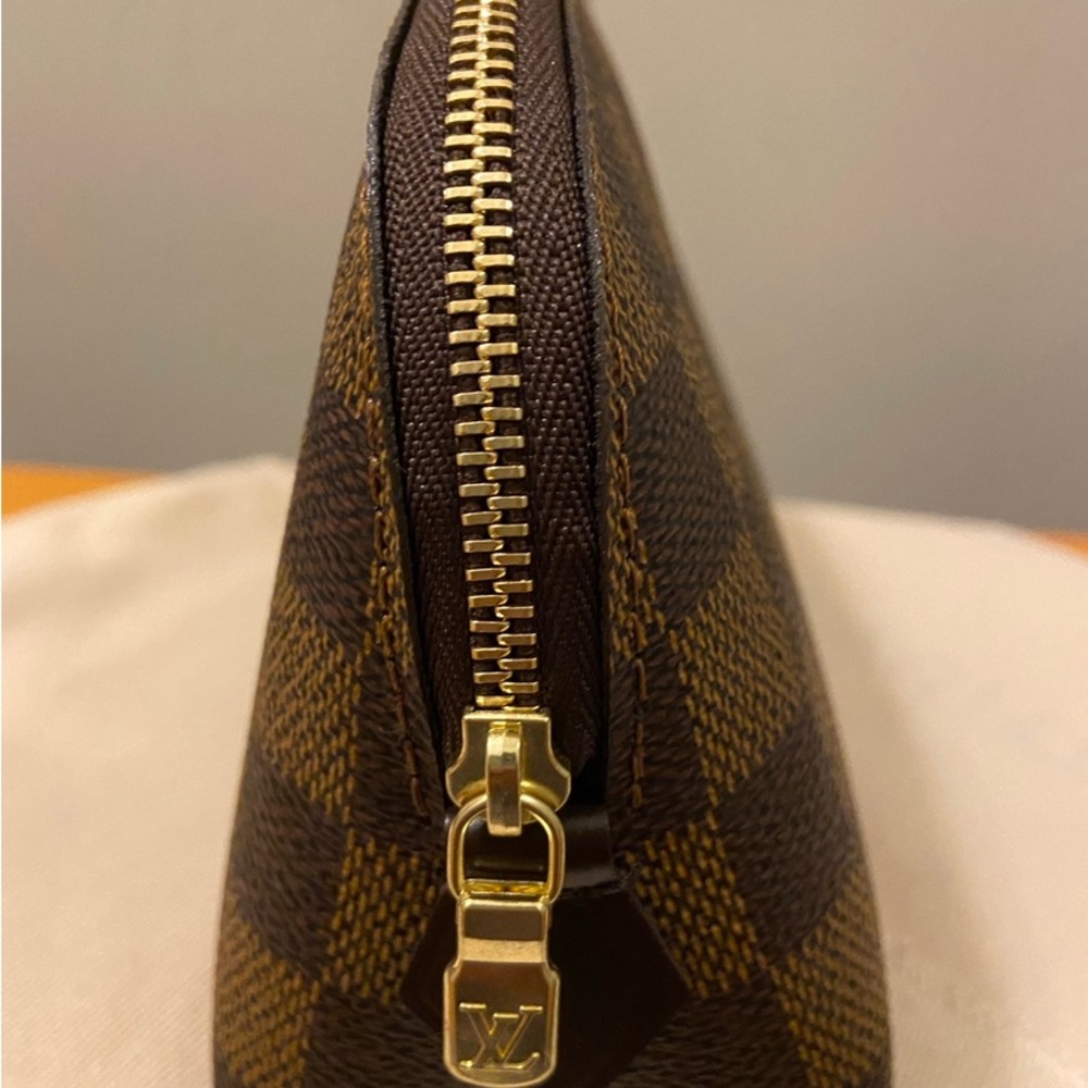 LV cosmetic ouch (brand new) - Picture 2 of 4